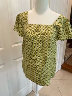 Banana Republic Woman  Neck Short Cap Sleeve Top in Geometric Print size XS